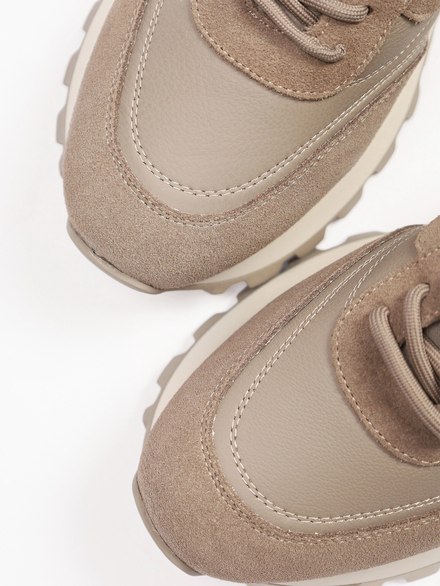 Кроссовки комбинированные серого цвета на рельефной подошве